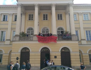 Miniatura: Studenci okupują balkon w siedzibie...