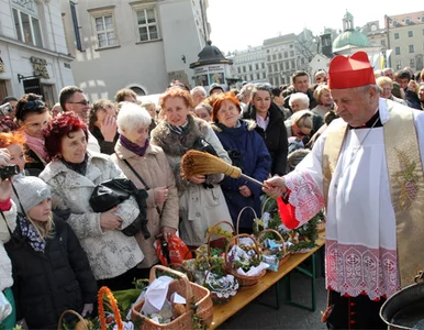 Miniatura: Kard. Dziwisz: święcimy wodę i sól na znak...