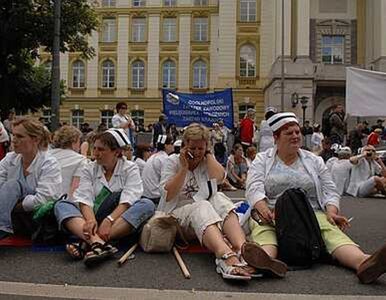 Miniatura: Pielęgniarki zostają pod kancelarią premiera