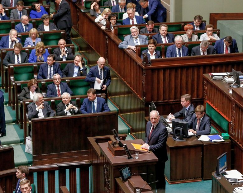 Miniatura: Posiedzenie Sejmu przedłużone. Posłowie...