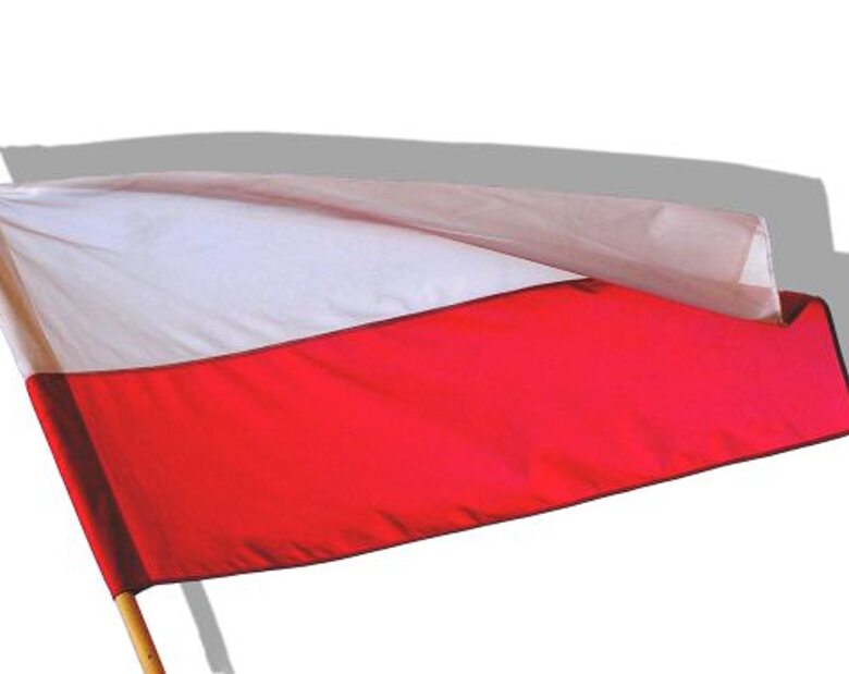 Miniatura: Czechy: polskie flagi opuszczone do połowy...