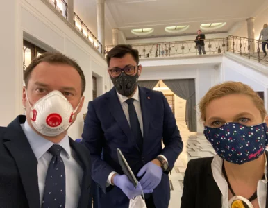 Miniatura: Posłowie w maskach i rękawiczkach. Tak...