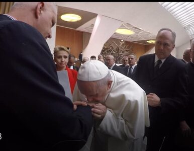 Miniatura: Papież Franciszek ucałował dłoń polskiej...