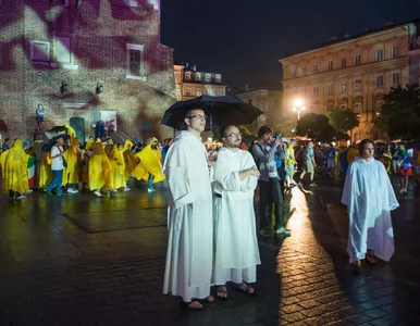 Miniatura: Duchowni tańczą z młodzieżą w Krakowie. Te...