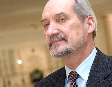 Miniatura: Macierewicz nie "wsadził". Agora musi...