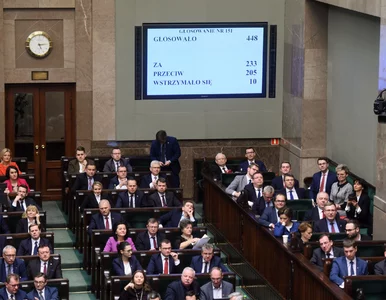 Miniatura: Sondaż poparcia dla partii. PiS liderem,...