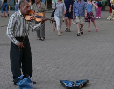 Miniatura: Orban szuka pracy dla Romów. "Bo żyją z...