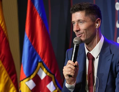 Miniatura: Robert Lewandowski jest cały zanurzony w...