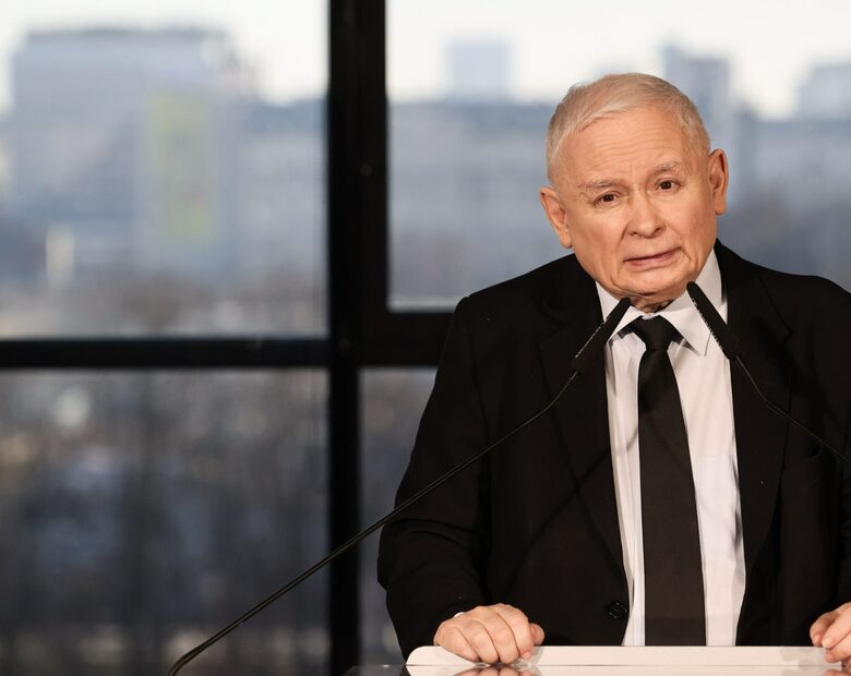 Miniatura: Sondaż. Kaczyński na politycznej...