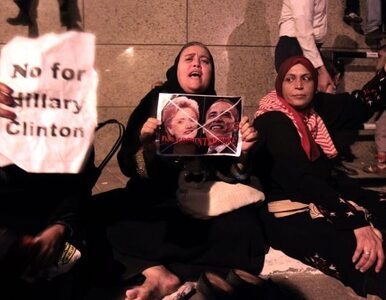 Miniatura: Egipt: butelkami w Clinton. Tłum skandował...