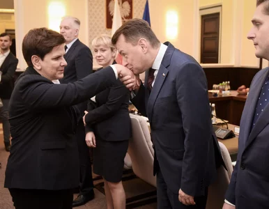 Miniatura: Beata Szydło hojną ręką rozdaje nagrody...