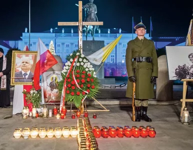 Miniatura: Pomnik stanie na Krakowskim Przedmieściu,...