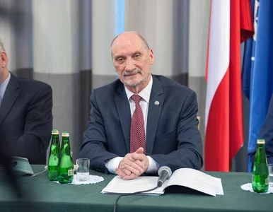 Miniatura: Jak sypał Macierewicz, czyli lustrator ze...