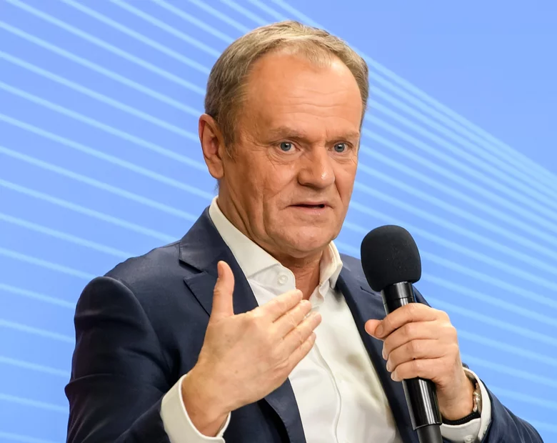 Miniatura: Tusk z gołą klatką i śpiewający popularny...