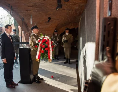 Miniatura: Premier oddaje hołd ofiarom zbrodni...