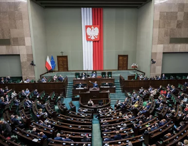 Miniatura: Sondaż. PiS umocnił się na pozycji lidera,...