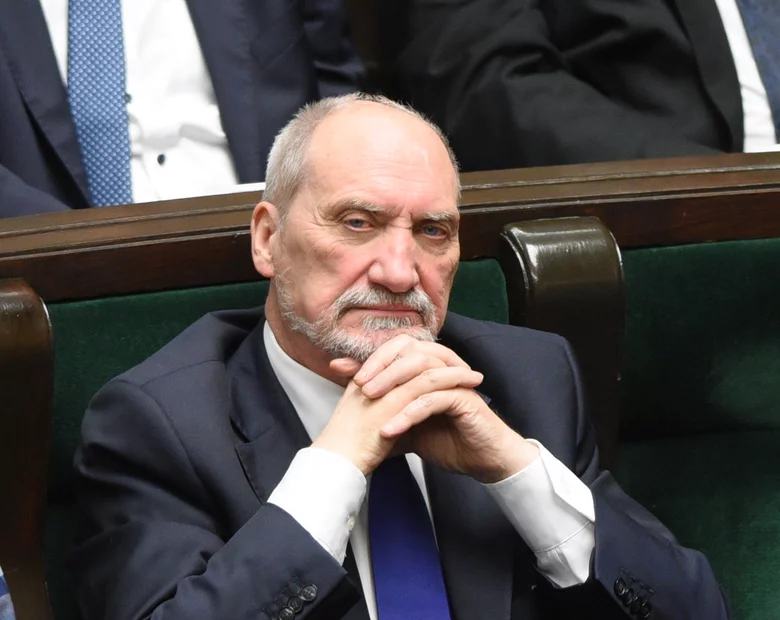 Miniatura: Macierewicz chętnie przyznawał nagrody....