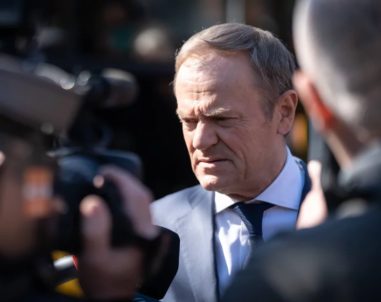 Miniatura: Opozycja komentuje spóźnienie Dudy. Tusk...