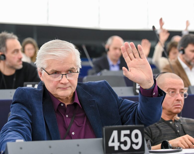 Miniatura: PE przyjął rezolucję w sprawie Polski....