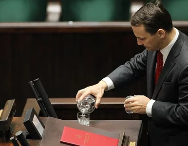 Miniatura: PiS oskarża Sikorskiego o politykę...