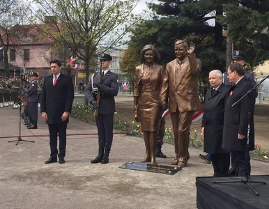 Miniatura: Odsłonięto pomnik pary prezydenckiej w...