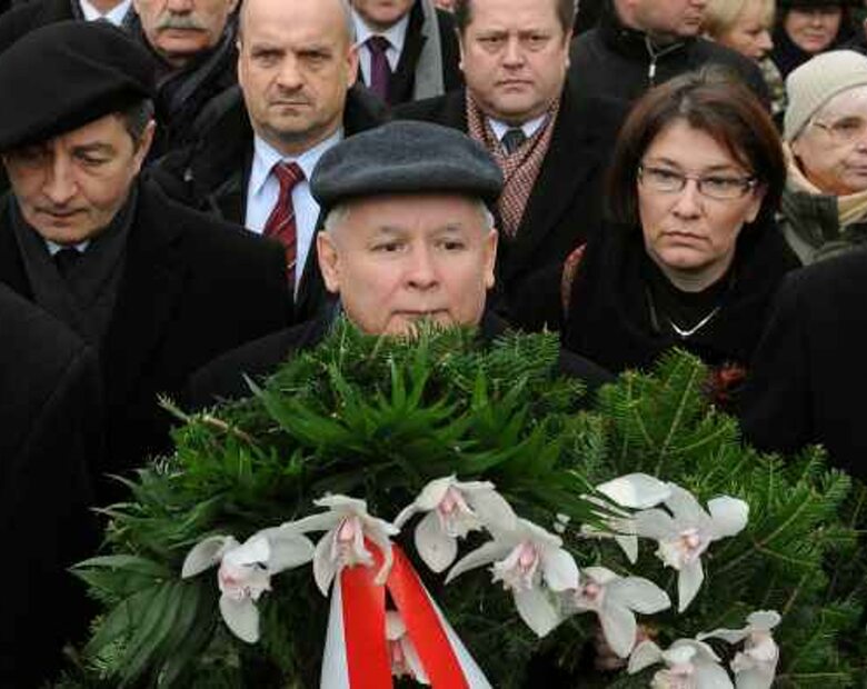 Miniatura: Krzyż ze zniczy, wieniec i Kaczyński pod...