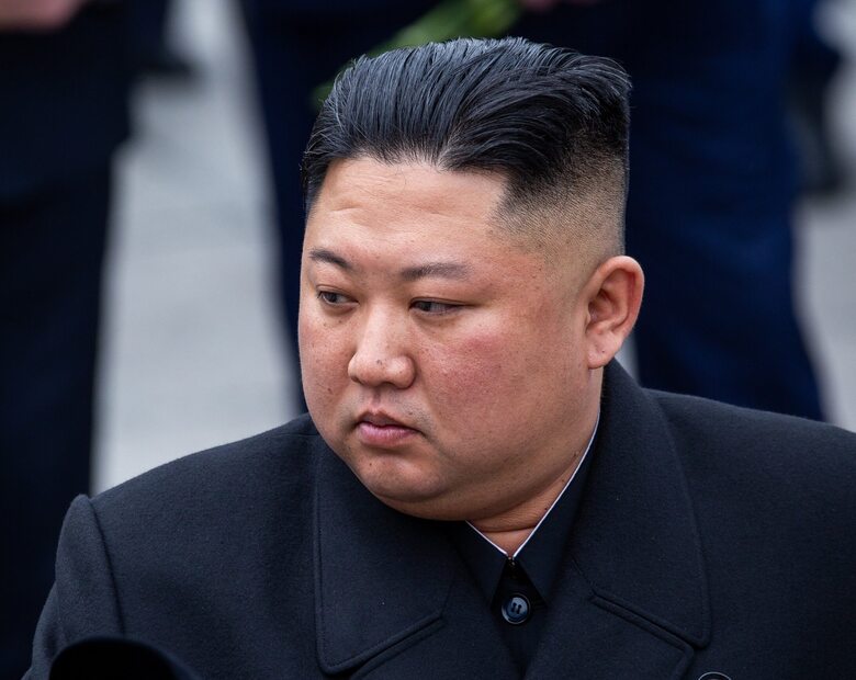 Czarne ślady na głowie Kim Dzong Una. Dyktator próbuje ukryć chorobę?