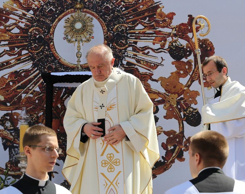 Kardynał Kazimierz Nycz ostrzegł wiernych przed „pobożnością oderwaną od...