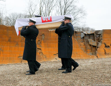 Miniatura: Zakończył się pogrzeb „Trzech Komandorów”....