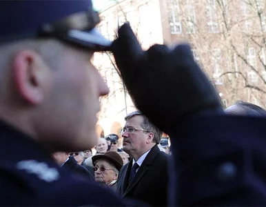 Miniatura: Komorowski samochodem jedzie do Smoleńska