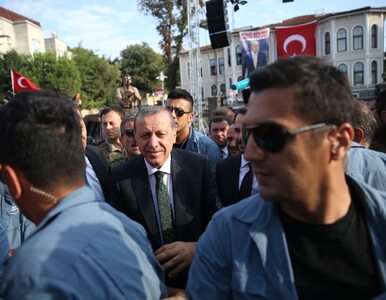 Miniatura: Erdogan zaostrza retorykę, tłumacząc się...