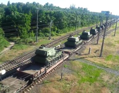 Miniatura: Rosjanie transportują sprzęt wojskowy przy...