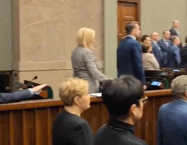 Miniatura: W Sejmie odśpiewano hymn. Jeden poseł nie...