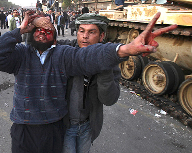 Miniatura: Setki rannych w Kairze. Zginął żołnierz