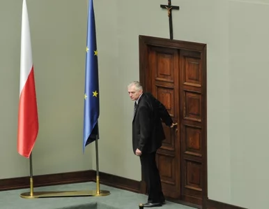 Miniatura: PiS broni krzyża uchwałą, PO bojkotuje...