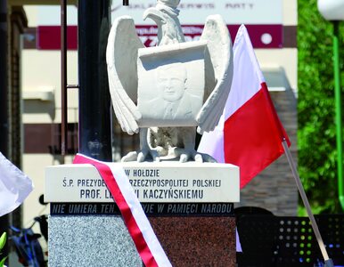 Miniatura: Zniszczony pomnik Lecha Kaczyńskiego....