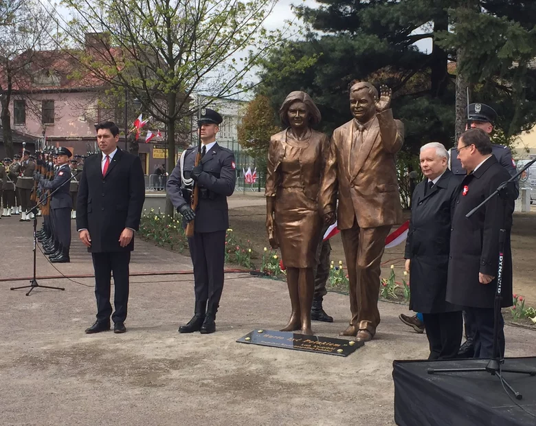 Miniatura: Odsłonięto pomnik pary prezydenckiej w...