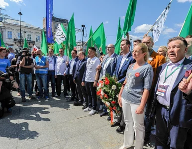 Miniatura: Brudziński liczy demonstrantów na marszu....