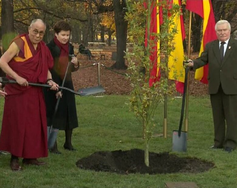 Wałęsa, Dalajlama i Ebadi. Nobliści posadzili w Warszawie drzewo