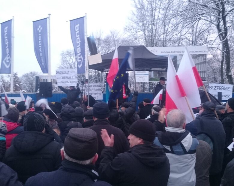 Miniatura: Mundurowi protestują przed Sejmem....