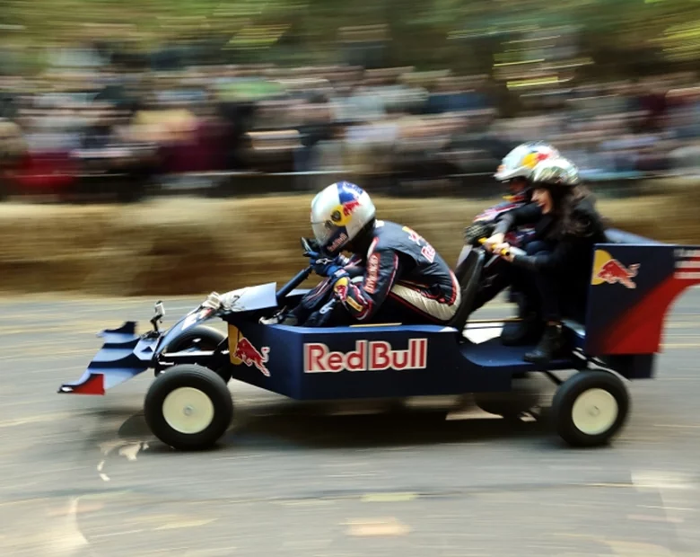 Miniatura: Red Bull: mydelniczki na torze