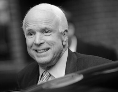 Polscy politycy wspominają Johna McCaina. „Niestrudzony strażnik...