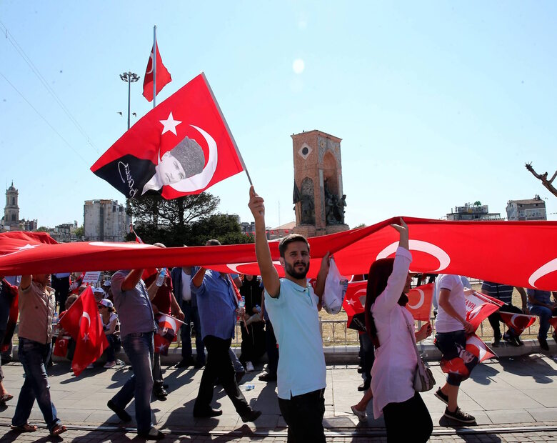 Miniatura: Tysiące osób na demonstracji w Stambule....