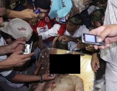 Miniatura: Ciało Kadafiego w chłodni na targu....