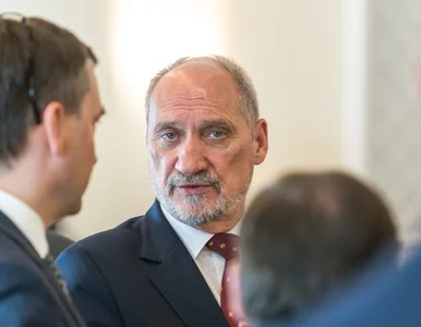 Miniatura: Co Macierewicz zataił przed Dudą? „Fakt”:...