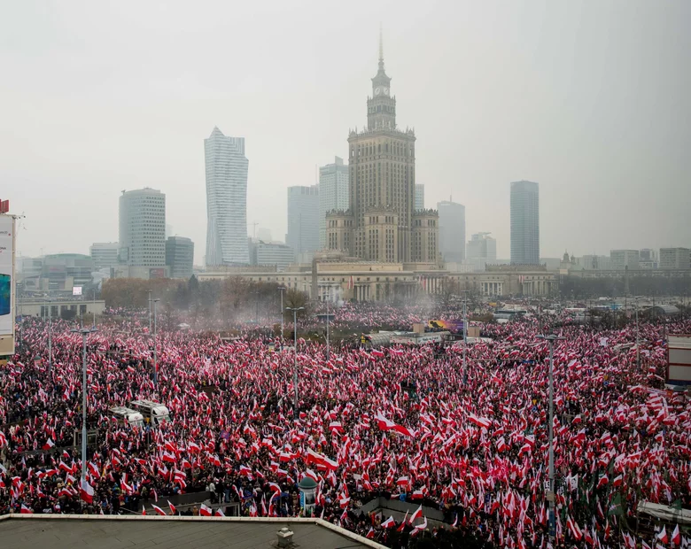 Miniatura: Ile osób uczestniczy w marszu w Warszawie?...