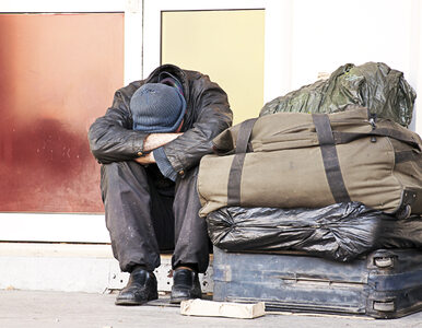 Miniatura: Mężczyźni skopali bezdomnego i oddali na...