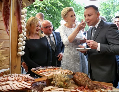 Miniatura: Czułe gesty pary prezydenckiej. Pierwsza...