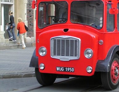 Miniatura: Lewica wsiada do czerwonego autobusu