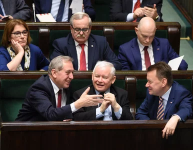 Miniatura: Najnowszy sondaż. Zyskują PiS i PO....